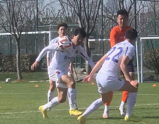 半场结束，拜仁1-0斯图加特。